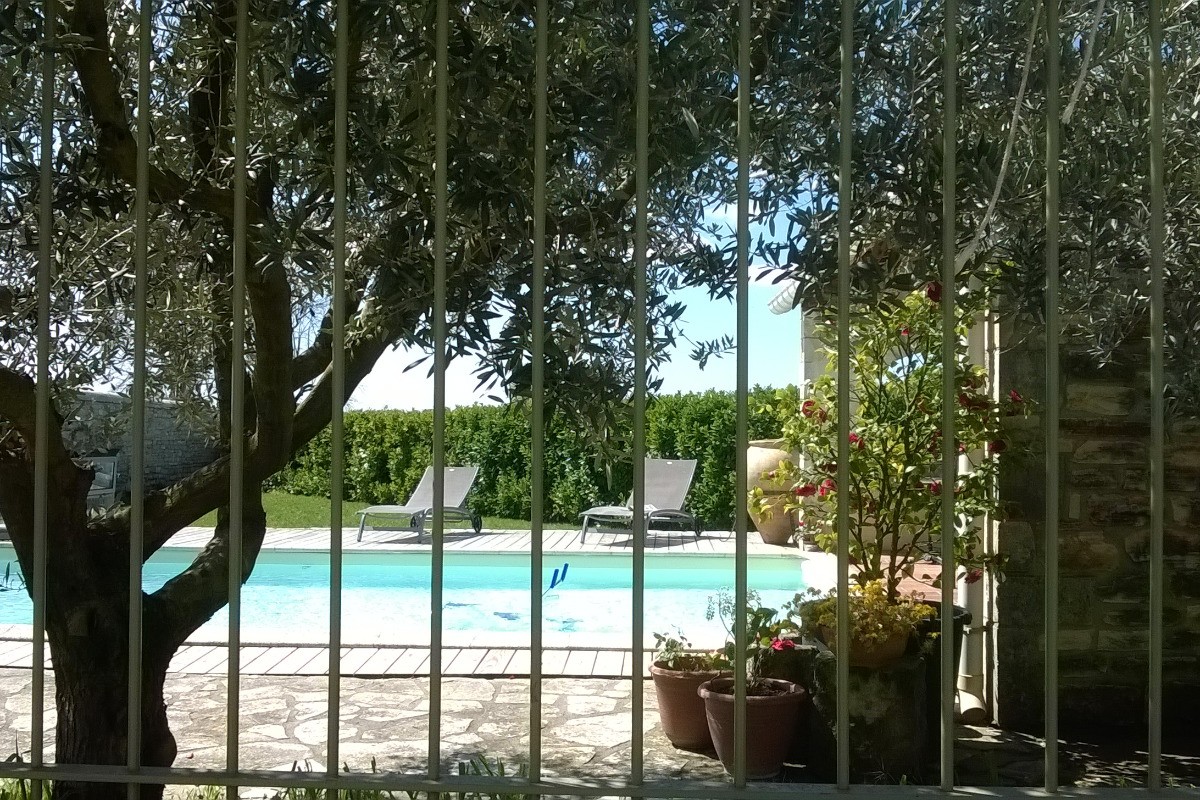 Espace piscine clôturé, portail sécurité enfants