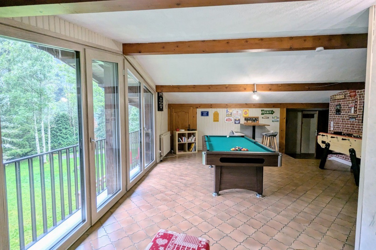 Salle de jeux avec sa belle vue sur le jardin - Gîte Le Vertbruche