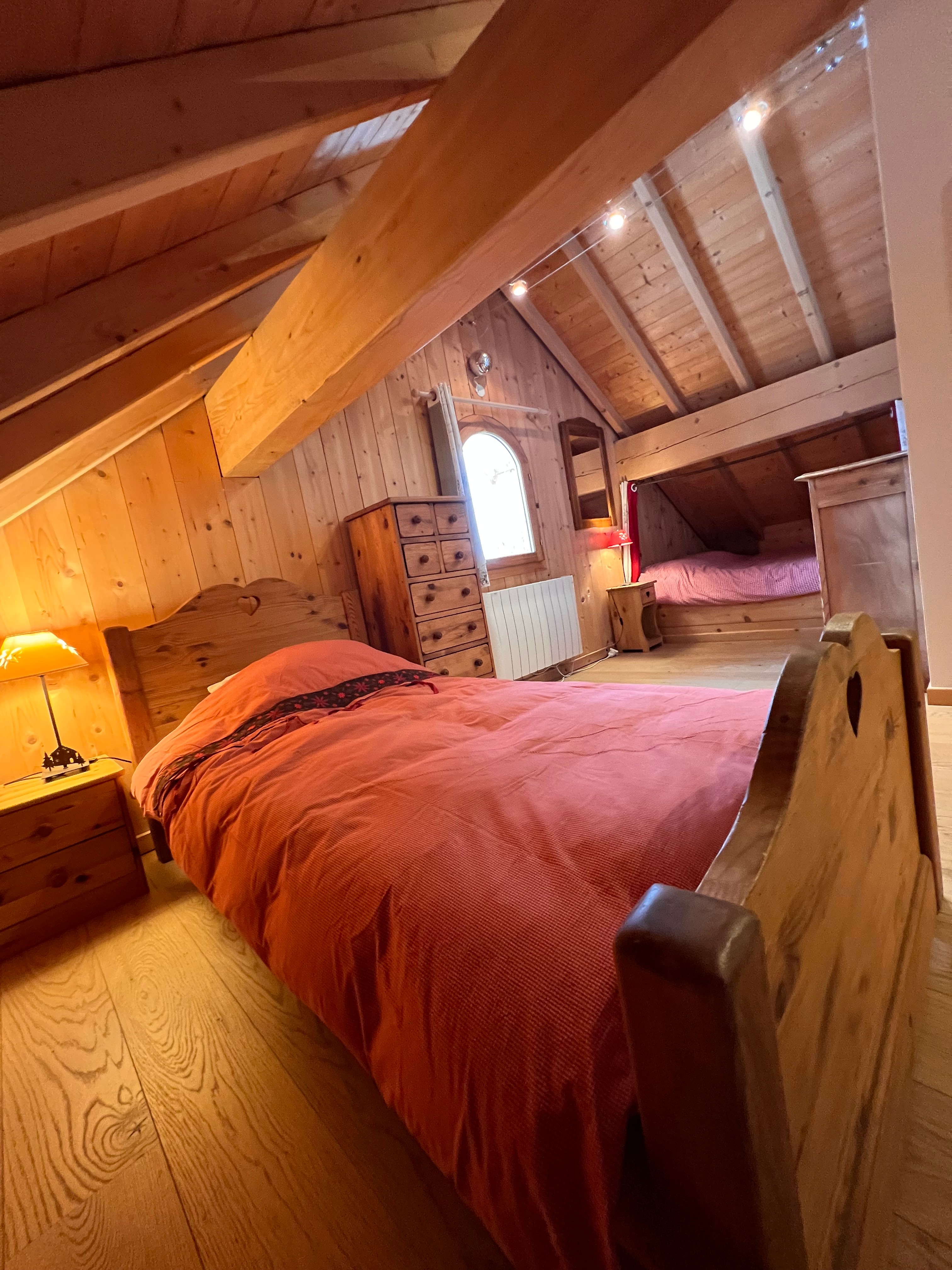 Chambre n°6 avec lit coffre 160x200, un lit simple 90x190, et salle d'eau attenante