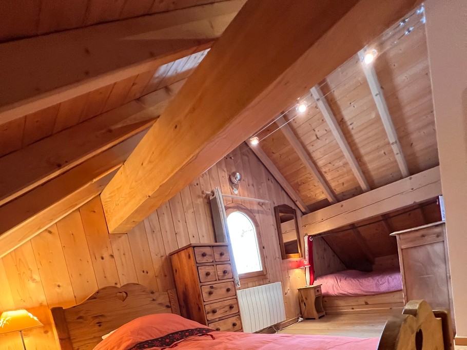 Chambre n°6 avec lit coffre 160x200, un lit simple 90x190, et salle d'eau attenante