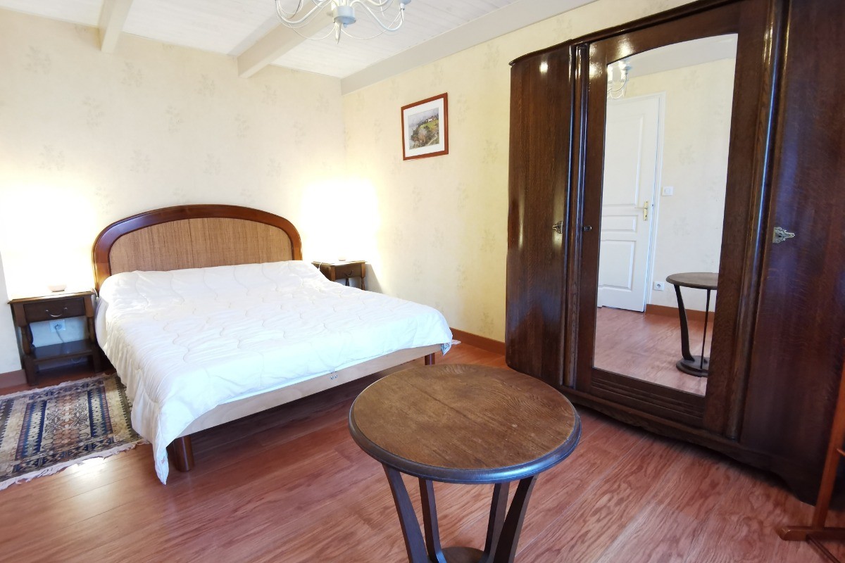 1er étage : 1 chambre avec un lit 160