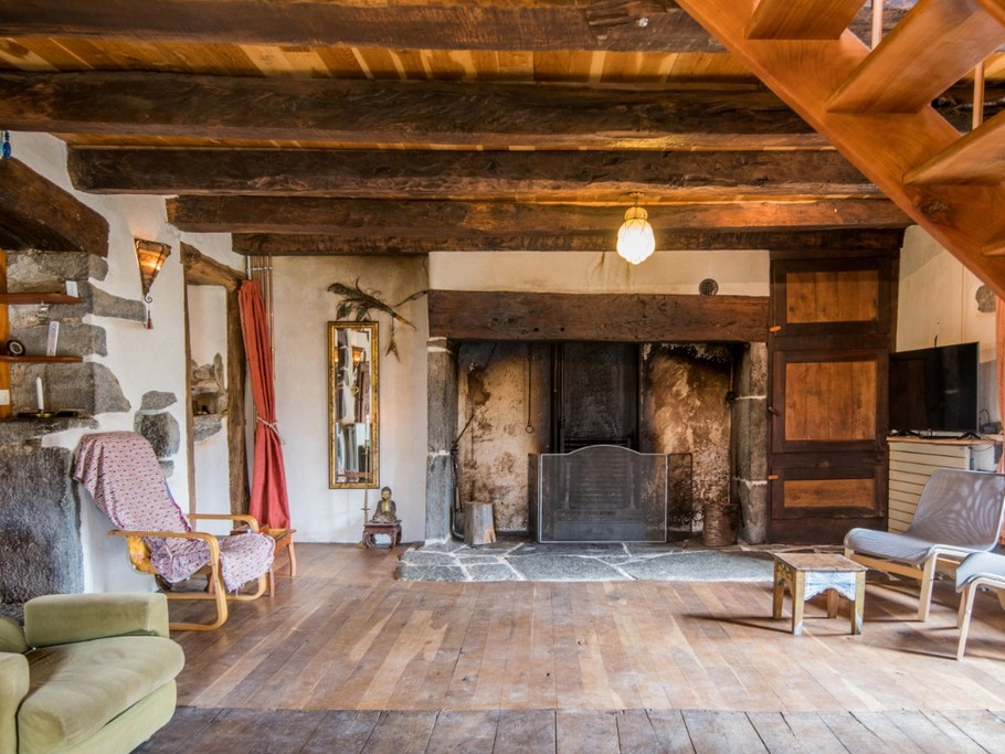 salon cheminée GITE LE CUN FRAYSSHINES LOT 46 CLEVACANCES