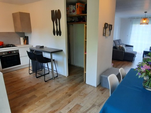 Vue salle à manger et cuisine