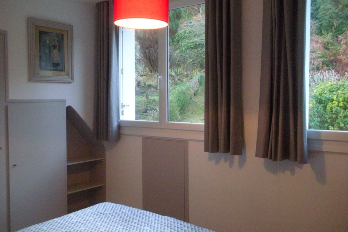 chambre côté jardin. Lit en 160. Vue sur le jardin sans vis-à-vis