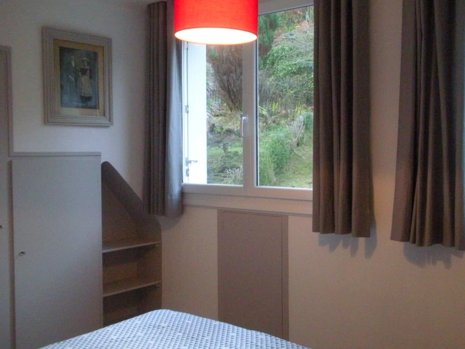 chambre côté jardin. Lit en 160. Vue sur le jardin sans vis-à-vis