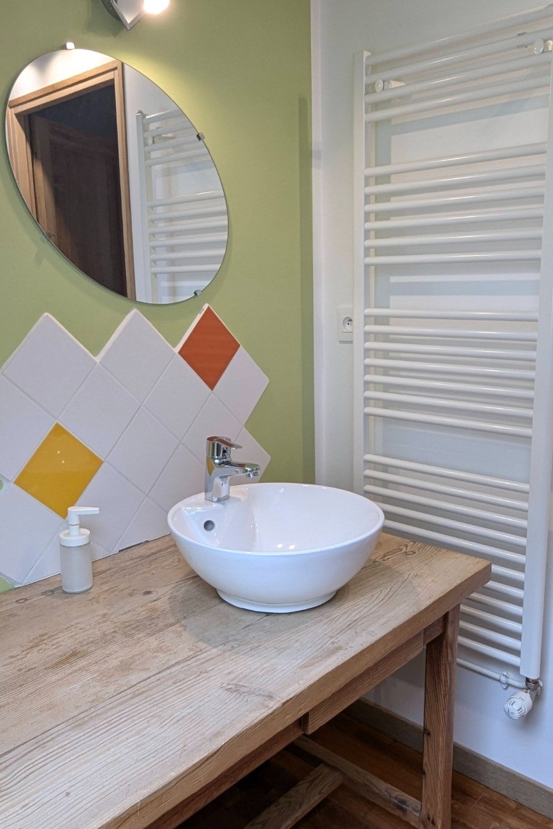 SALLE DE BAIN (2eme ETAGE) VASQUE EQUIPEMENT SECHE SERVIETTE