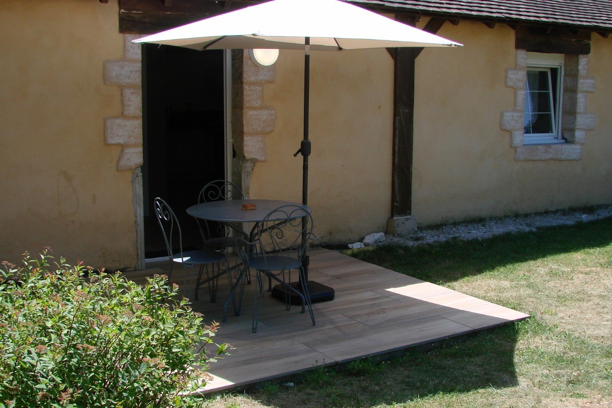 Terrasse avec vue sur la piscine et le parc