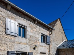 Gîte en Lozère avec cheminée et terrasse privée