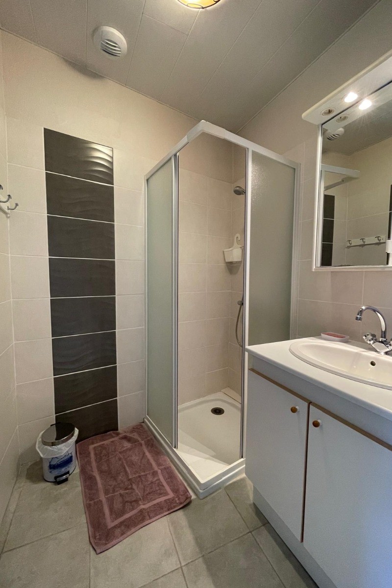 Salle d’eau au rez-de-chaussée avec douche, lavabo