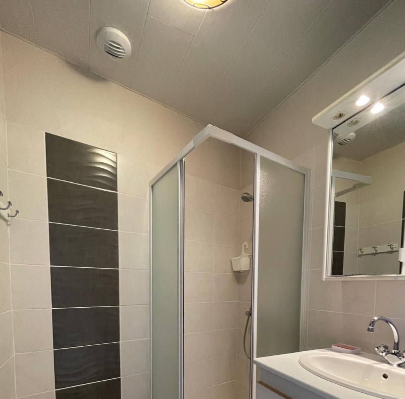 Salle d’eau au rez-de-chaussée avec douche, lavabo