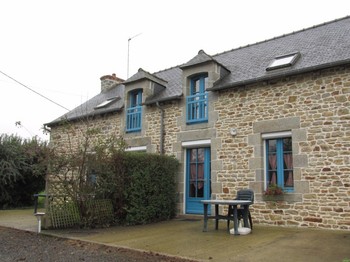 Semi-detached gîte for 4 people on the right