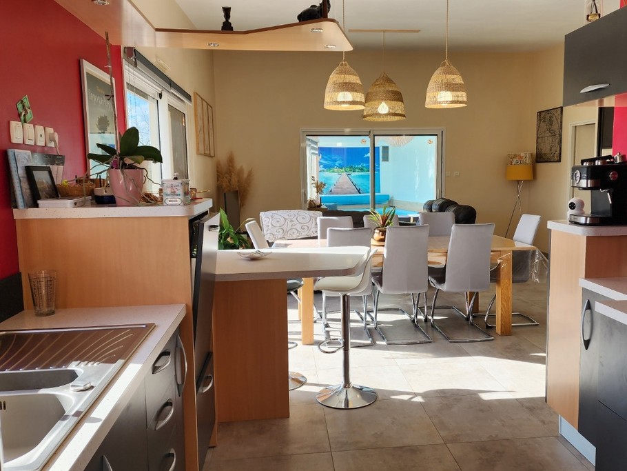 depuis le séjour vous avez une vue directe sur la piscine