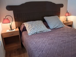 Chambre lit double (140) avec armoire penderie