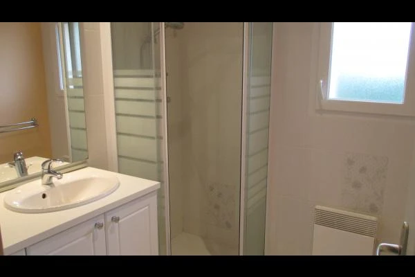 LE MARREC Location Trélevern salle d'eau RDC