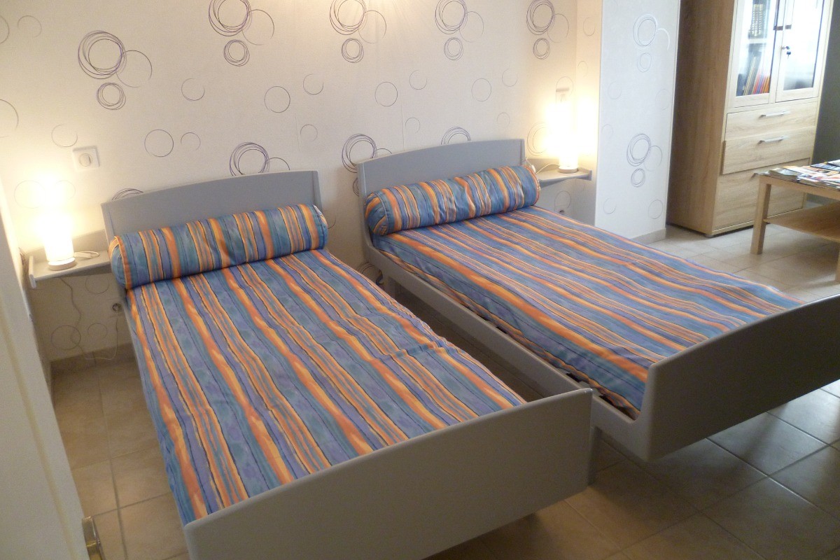 chambre avec 2 lits 90