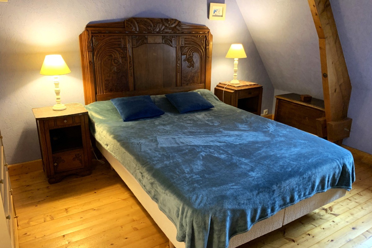 Chambre 2 - Lit de 140x200 cm pour 2 personnes avec armoire penderie.