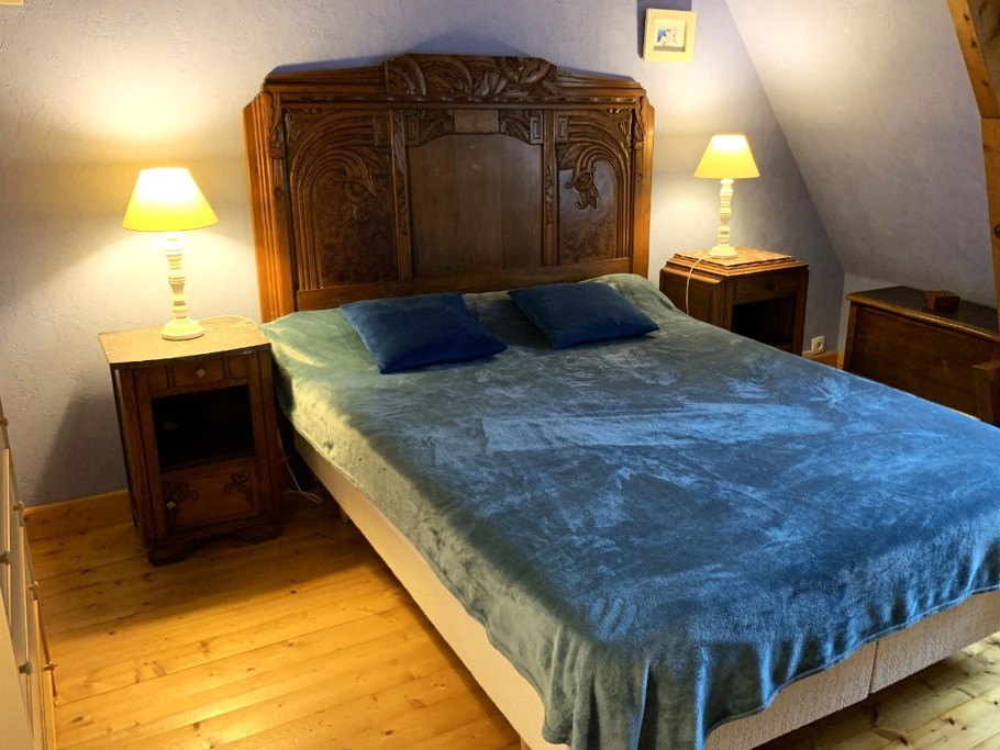 Chambre 2 - Lit de 140x200 cm pour 2 personnes avec armoire penderie.