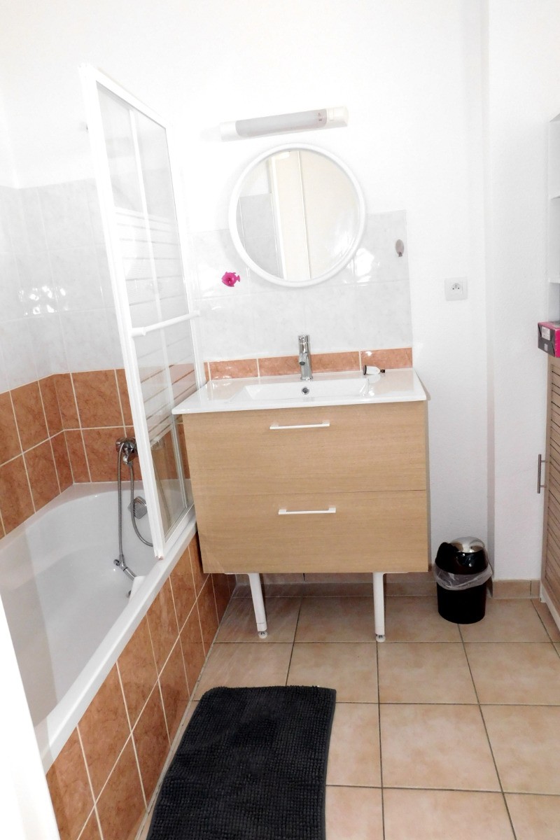 Salle de bain réaménager avec pare baignoire - meuble + vasque neuf
