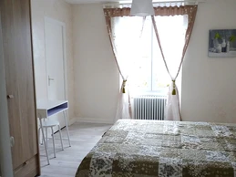 Chambre indépendante pour 2 personnes (lit 120 cm), rangements, penderie et coin bureau.