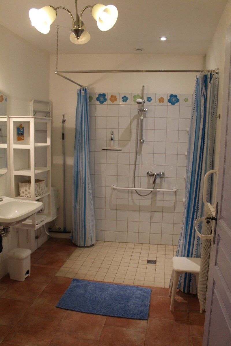 Salle de bain accessible (côté douche)