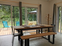 séjour avec accès terrasse par les 2 baies vitrées