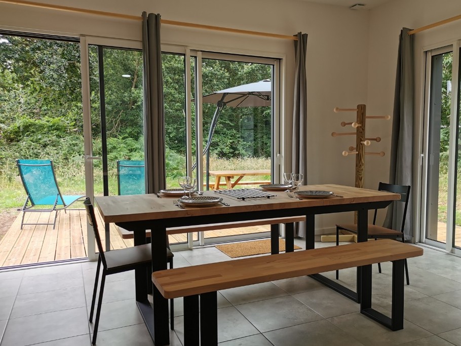 séjour avec accès terrasse par les 2 baies vitrées