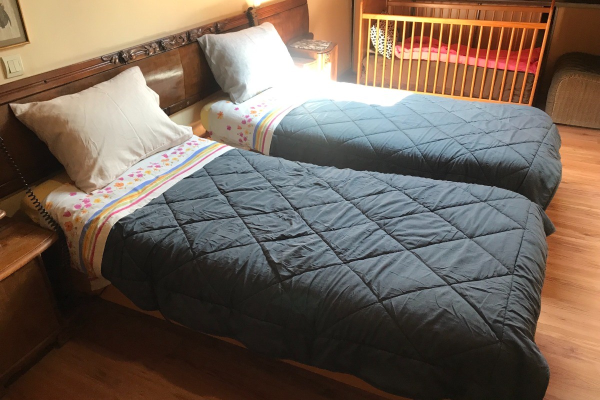 Les lits séparés dans la chambre du haut.