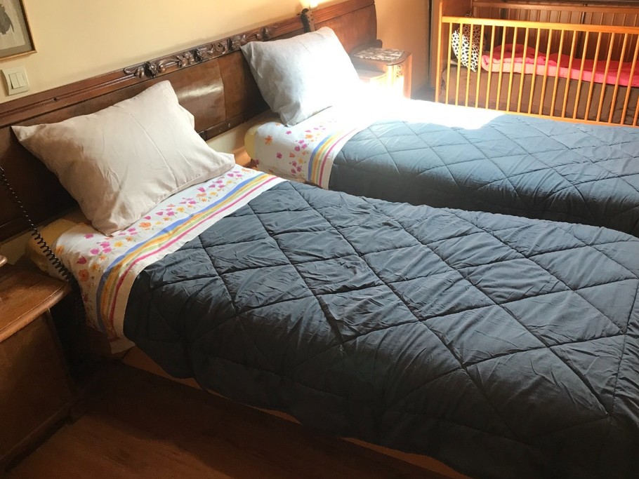 Les lits séparés dans la chambre du haut.