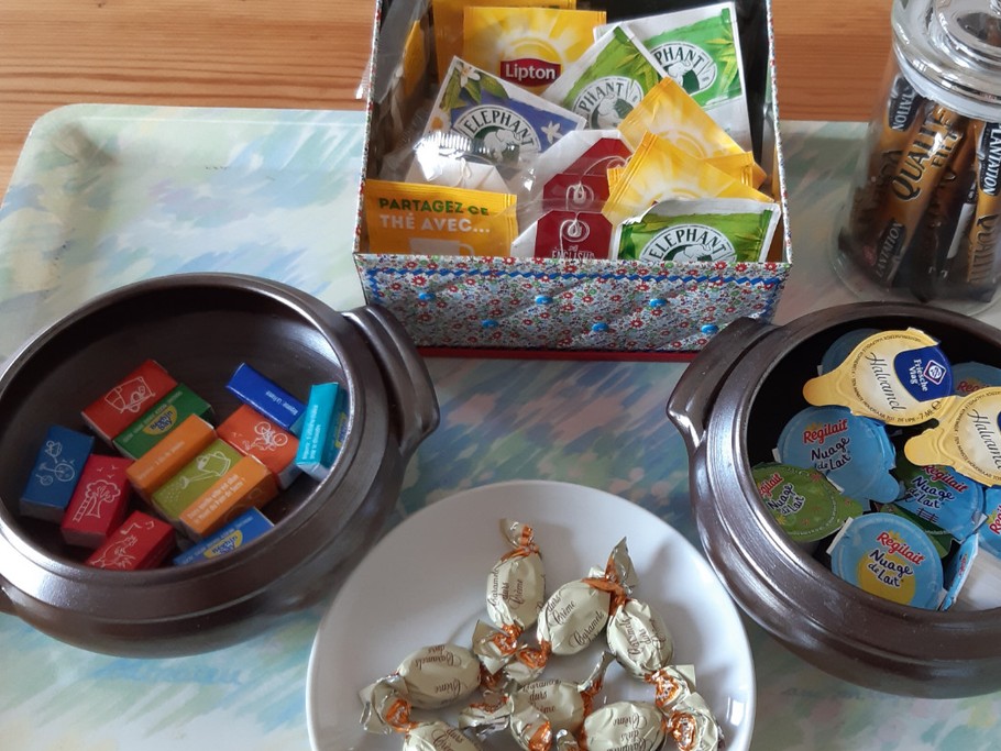 Café, thé, infusions, dosettes de lait, caramels... à votre disposition