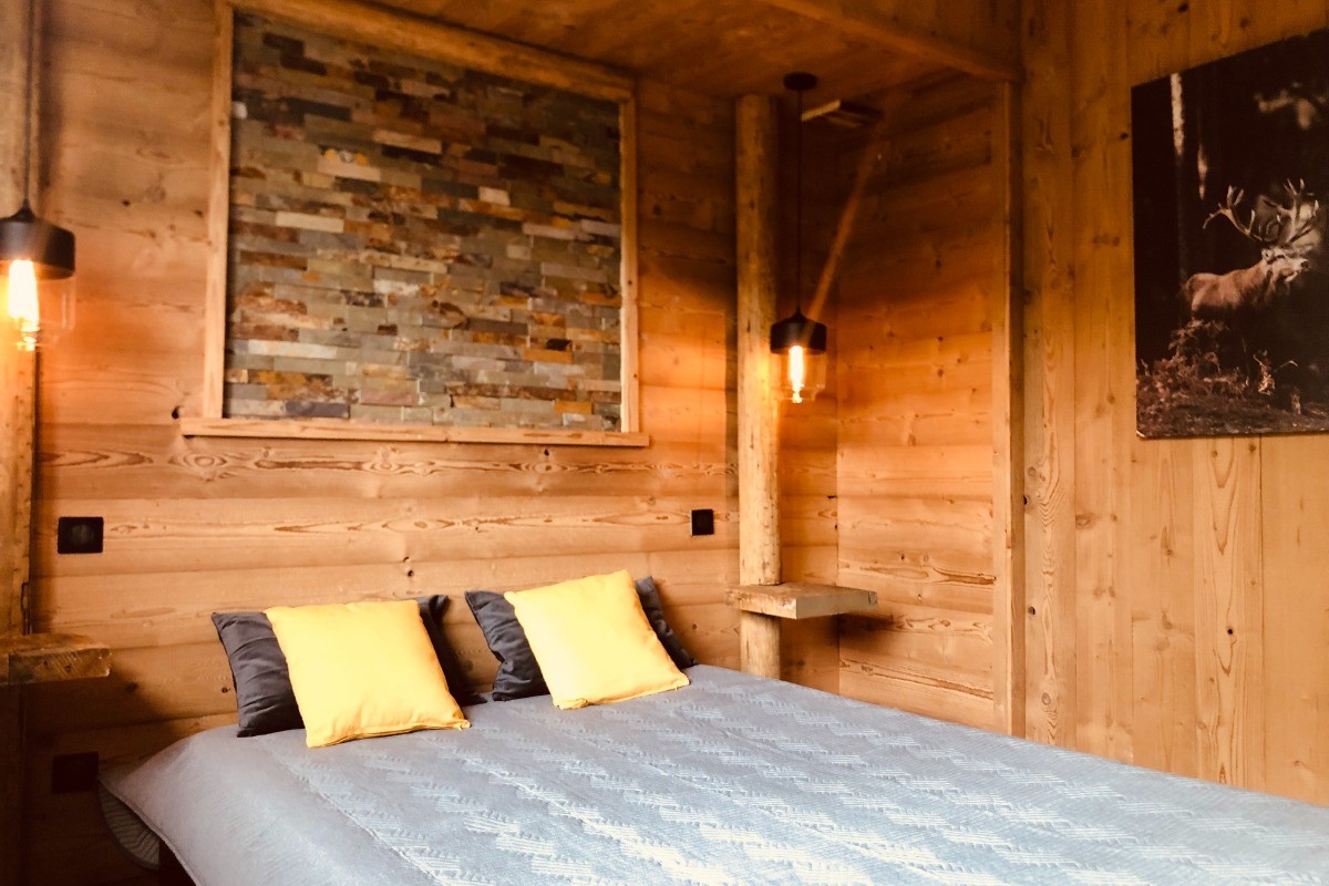 Chambre avec un lit 140X190
Salle de douche attenante avec douche et wc