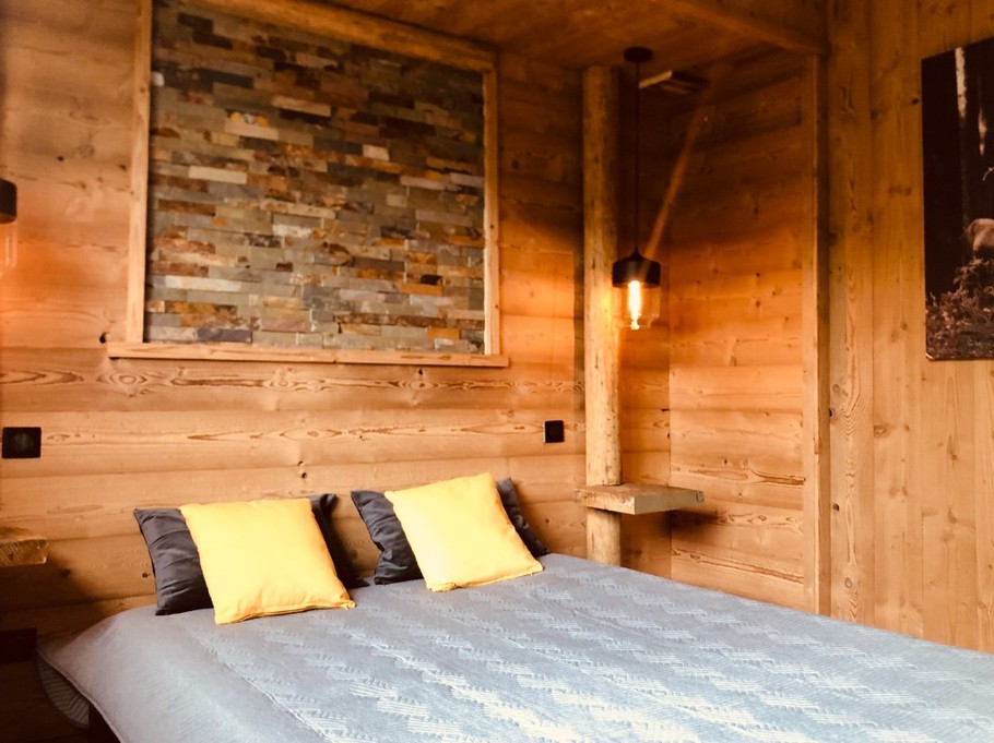 Chambre avec un lit 140X190
Salle de douche attenante avec douche et wc