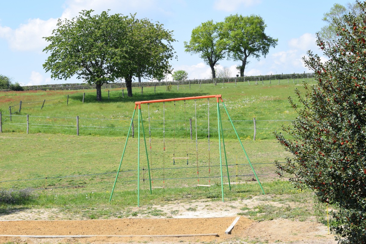 L'aire de jeux de la Montée Perdrix composée d'un portique adulte/enfant et d'un terrain de pétanque