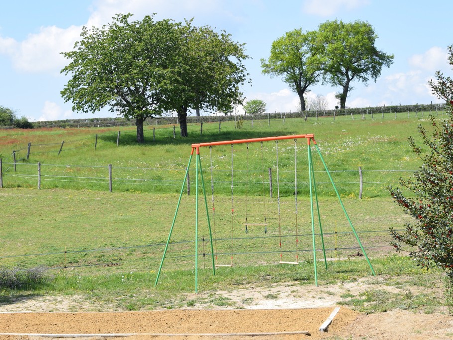 L'aire de jeux de la Montée Perdrix composée d'un portique adulte/enfant et d'un terrain de pétanque