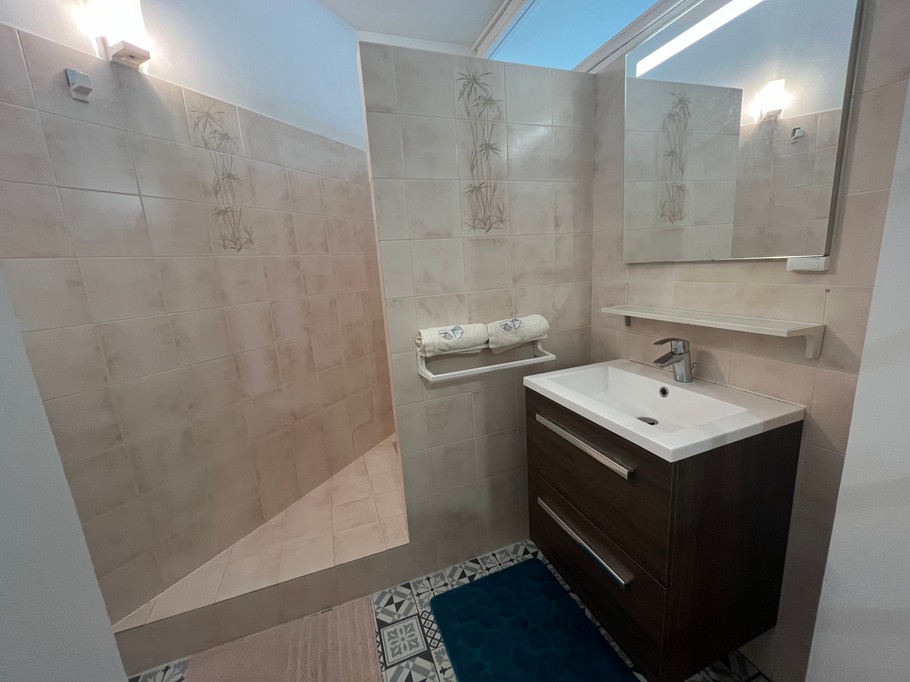 Location de vacances la villa des algues Grancamp maisy vue mer salle d'eau privative à la chambre