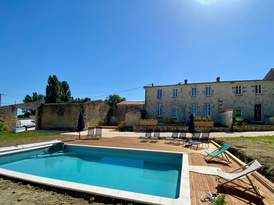 La Chauvinière avec piscine commune aux 3 gites, près des plages de Charente maritime