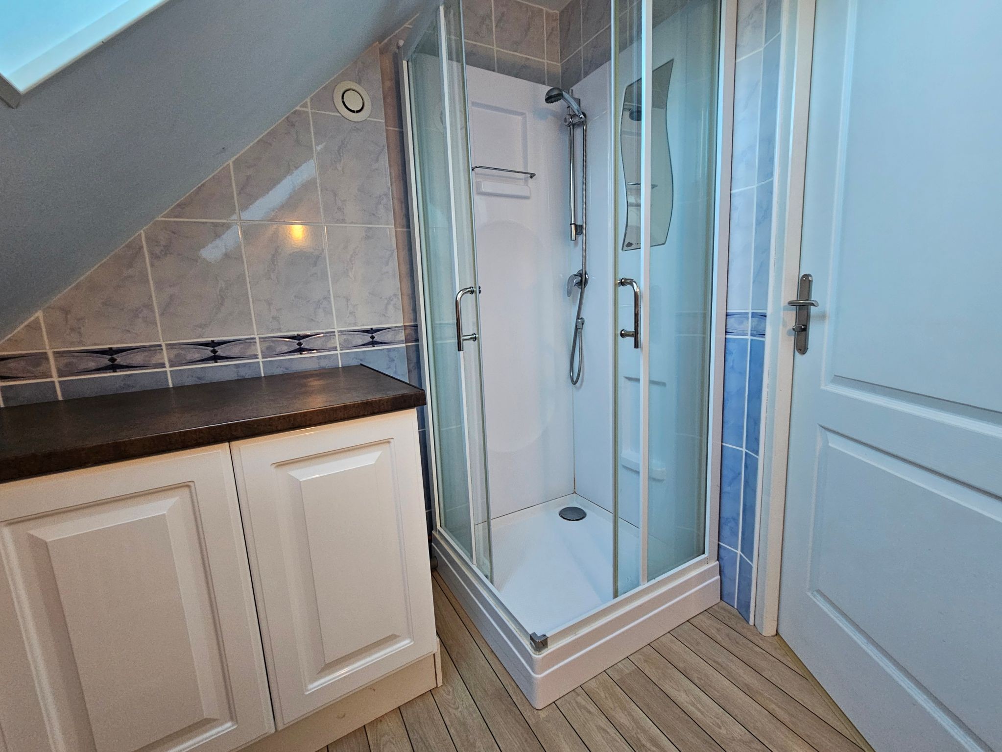 La salle d'eau de l'étage avec WC séparé