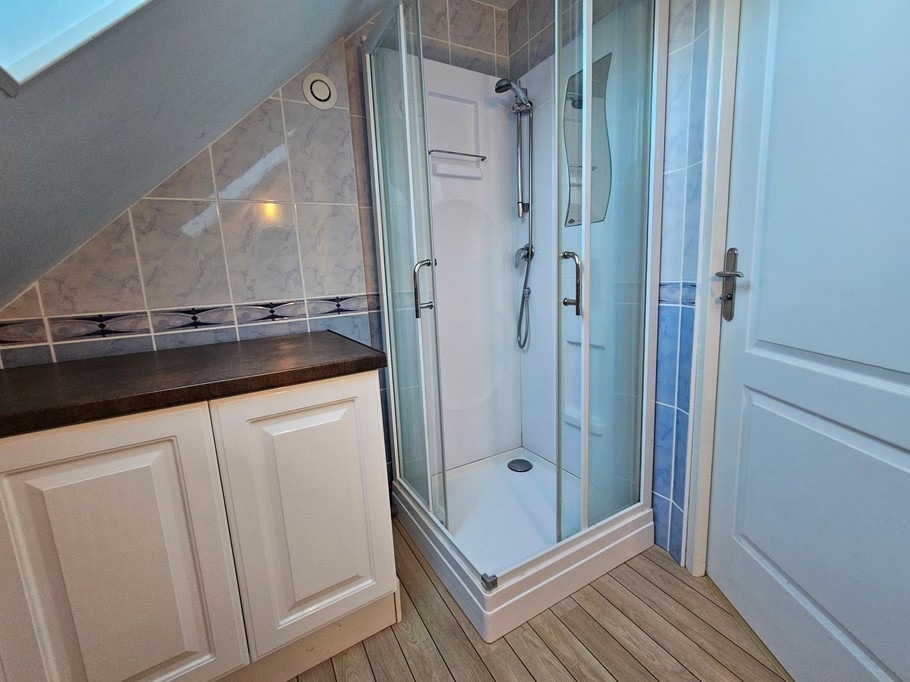 La salle d'eau de l'étage avec WC séparé