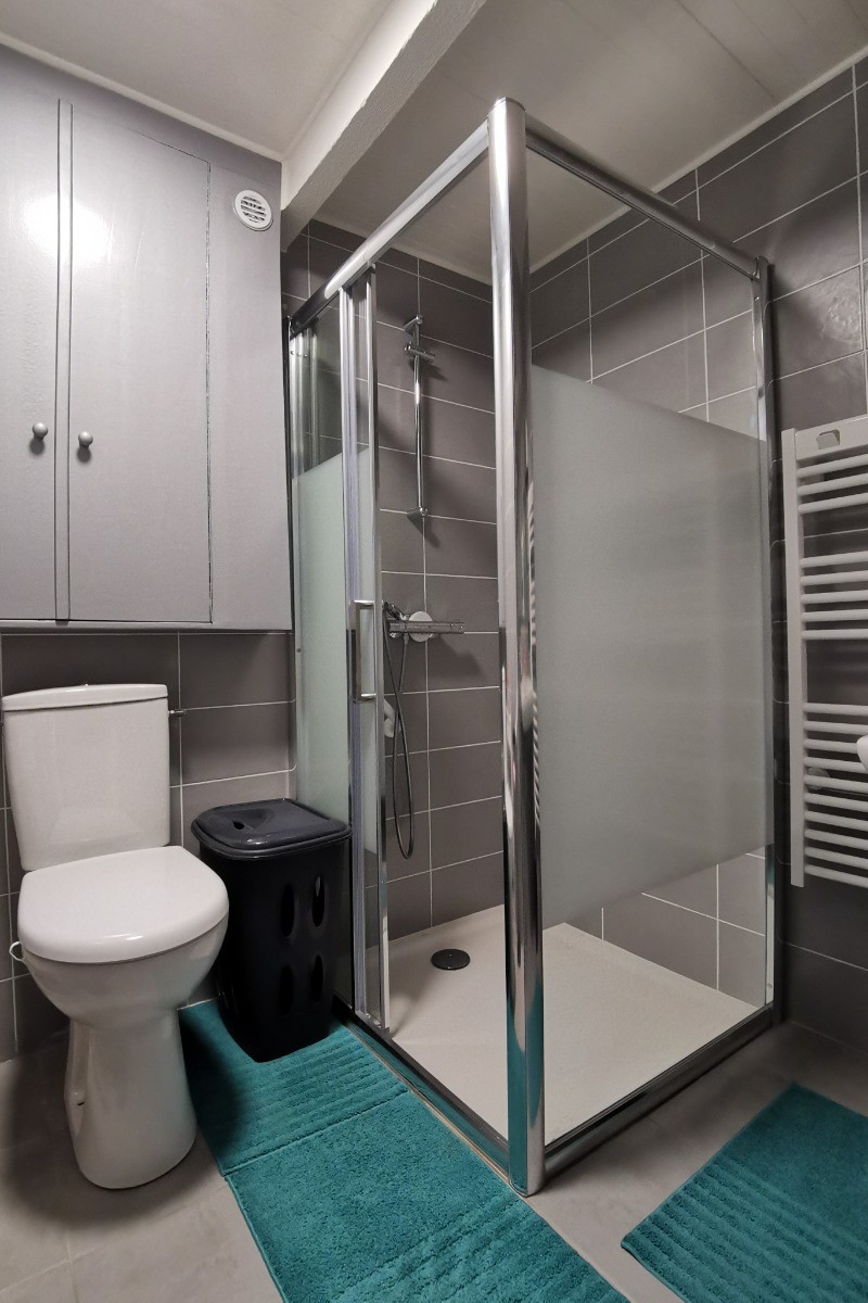 RDC: salle d'eau avec WC
