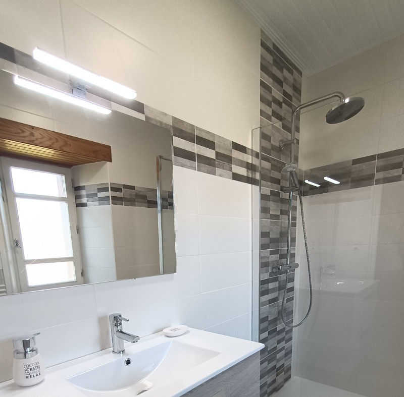 Salle d'eau avec grande douche à l'italienne