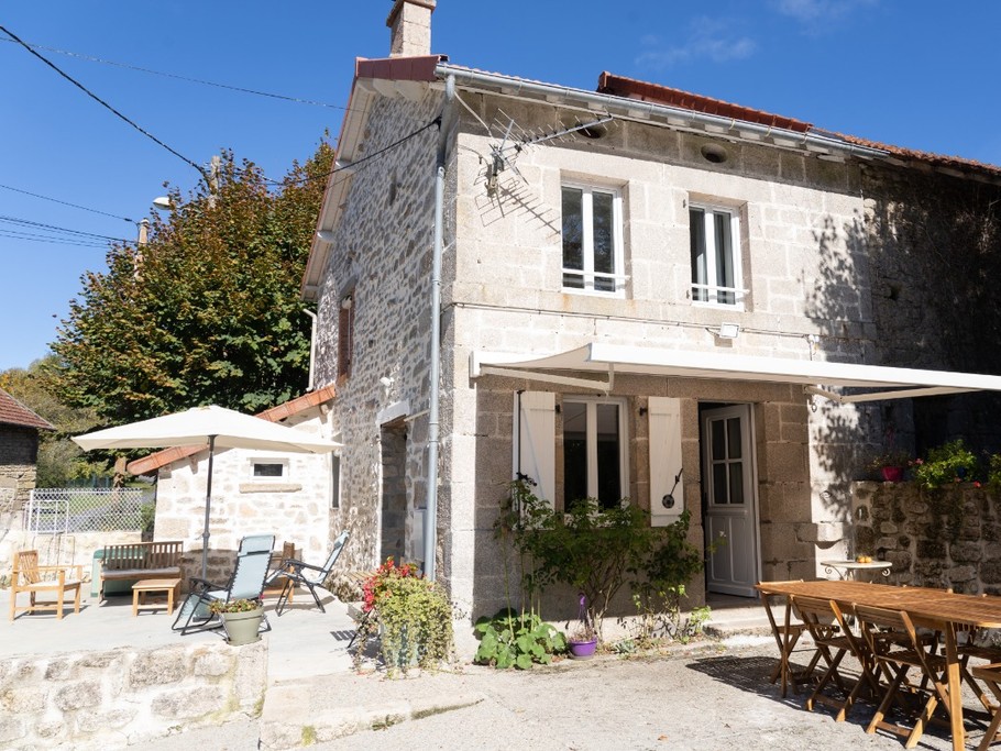 Vue extérieurs ensoleillée HAUTE-VIENNE 87 Gîte Le KAOLIN Clévacances
