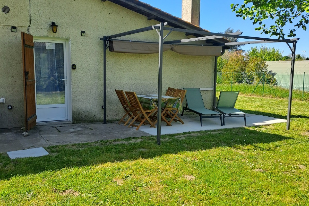 terrasse et entrée gîte