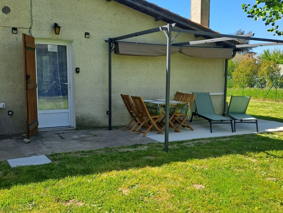 terrasse et entrée gîte