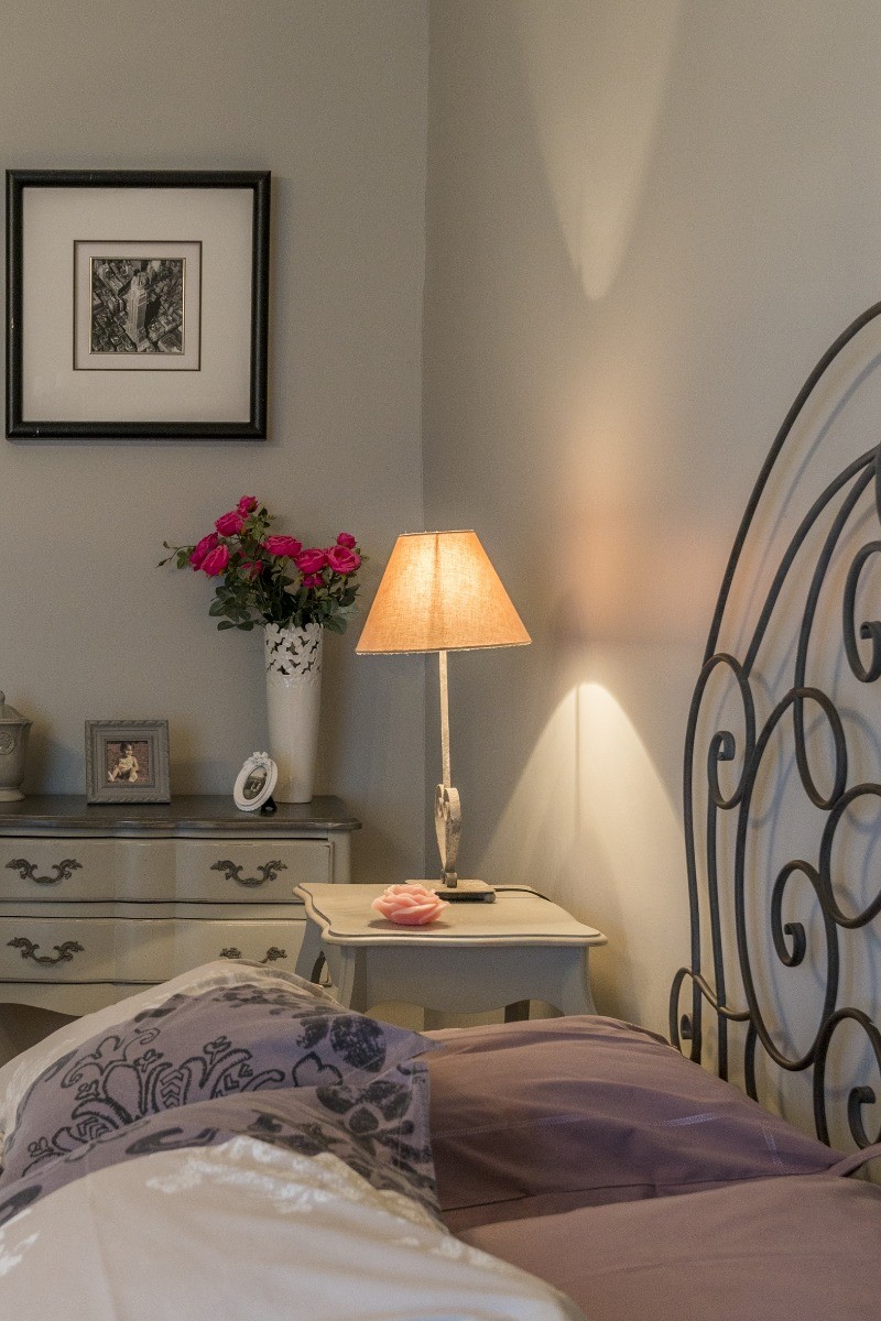 chambre aux tonalités grises inspire la sérénité avec salle de bain
