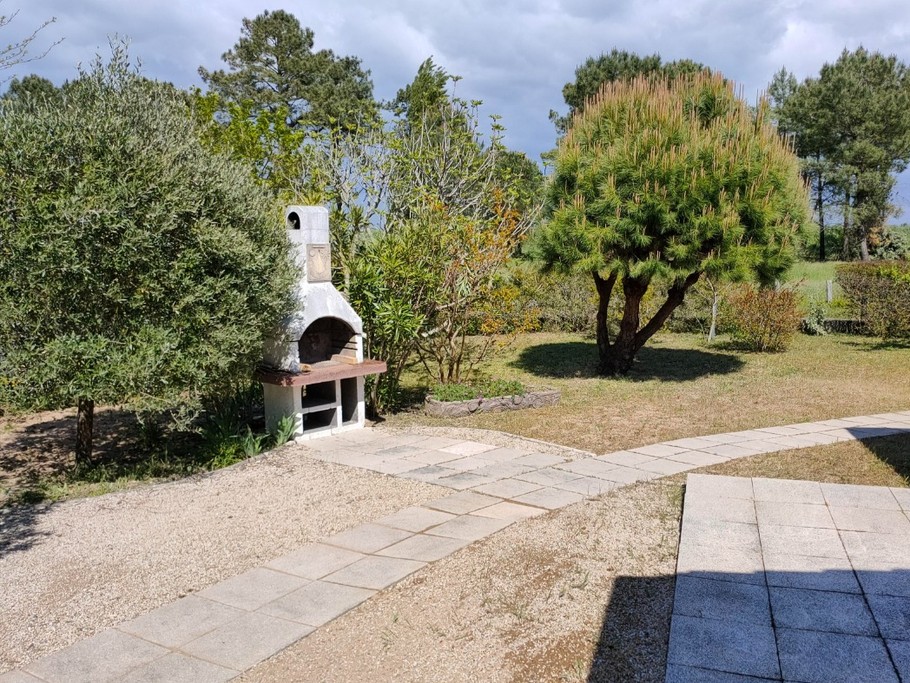 Jardin terrasse et barbecue