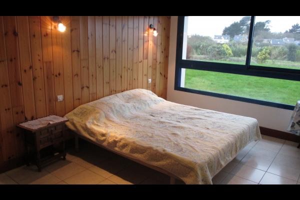 LASBLEIZ Location Plougrescant - chambre RDC 2 lits 0,90 jumelés et coin lavabo