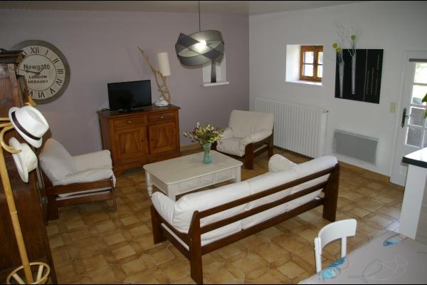 Salon- Maison de village de caractère , dans jardin  magnifique, près de la mer. 6 pers.