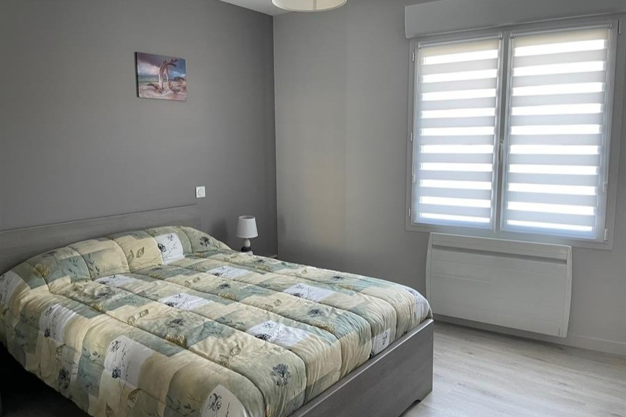 Chambre avec un lit 140