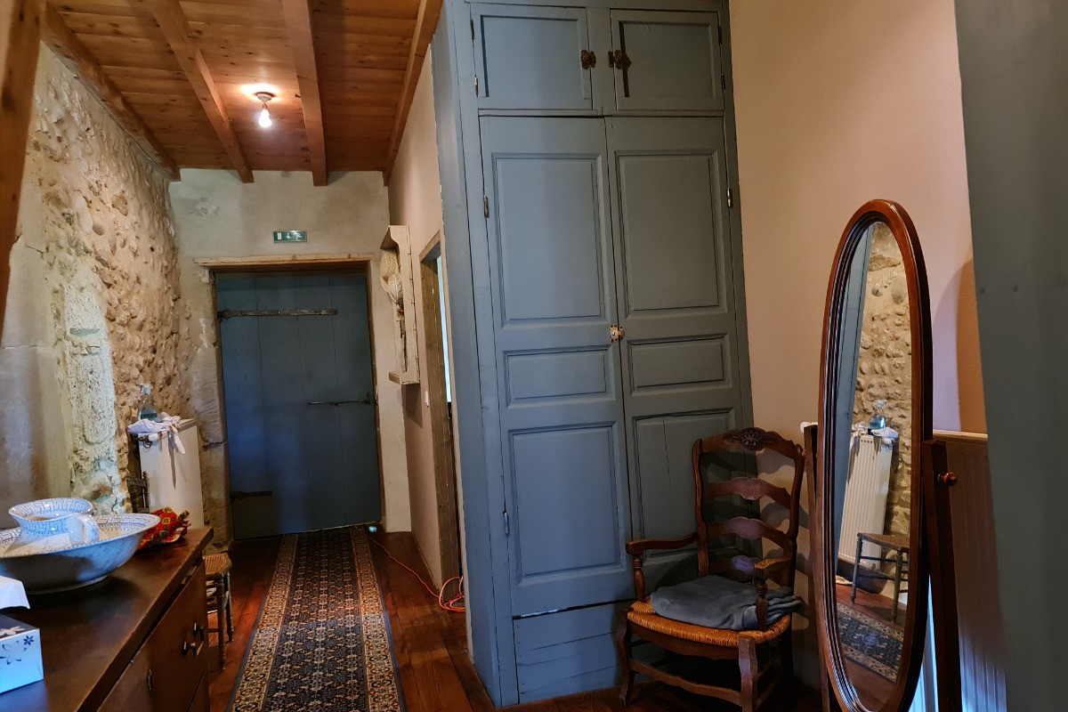 Le charme de l'ancien à l'étage des chambres