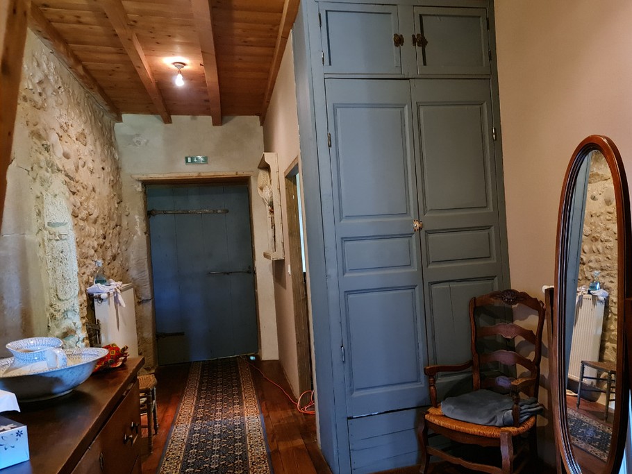 Le charme de l'ancien à l'étage des chambres