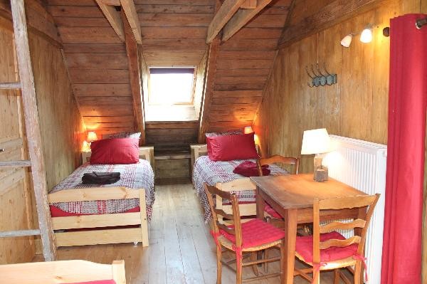Chambre 2ème étage 3 lits en 90 + 1 lit-tiroir + 1 lit mezzanine